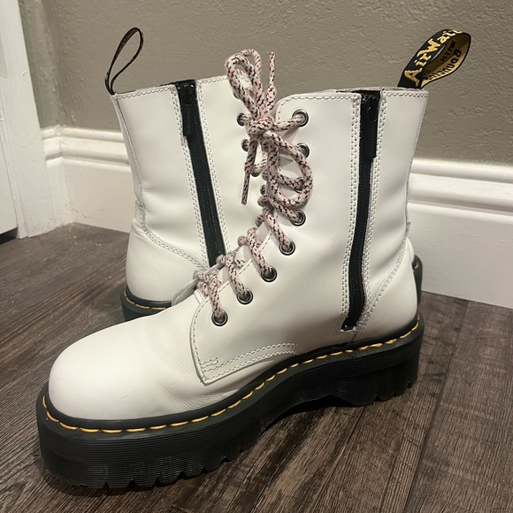 W9 Jadon Platform Dr. Martens - Picture 1 of 6